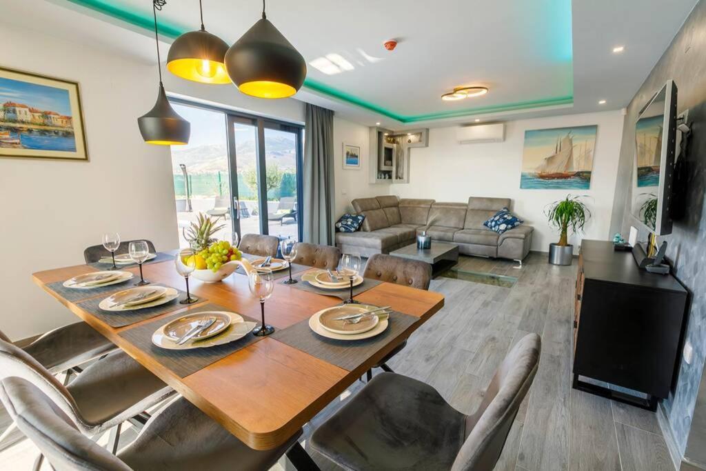 Casa de férias Luxury Stocia With Swimming Pool, Sauna And Jacuzzi In A Peaceful Location In Split