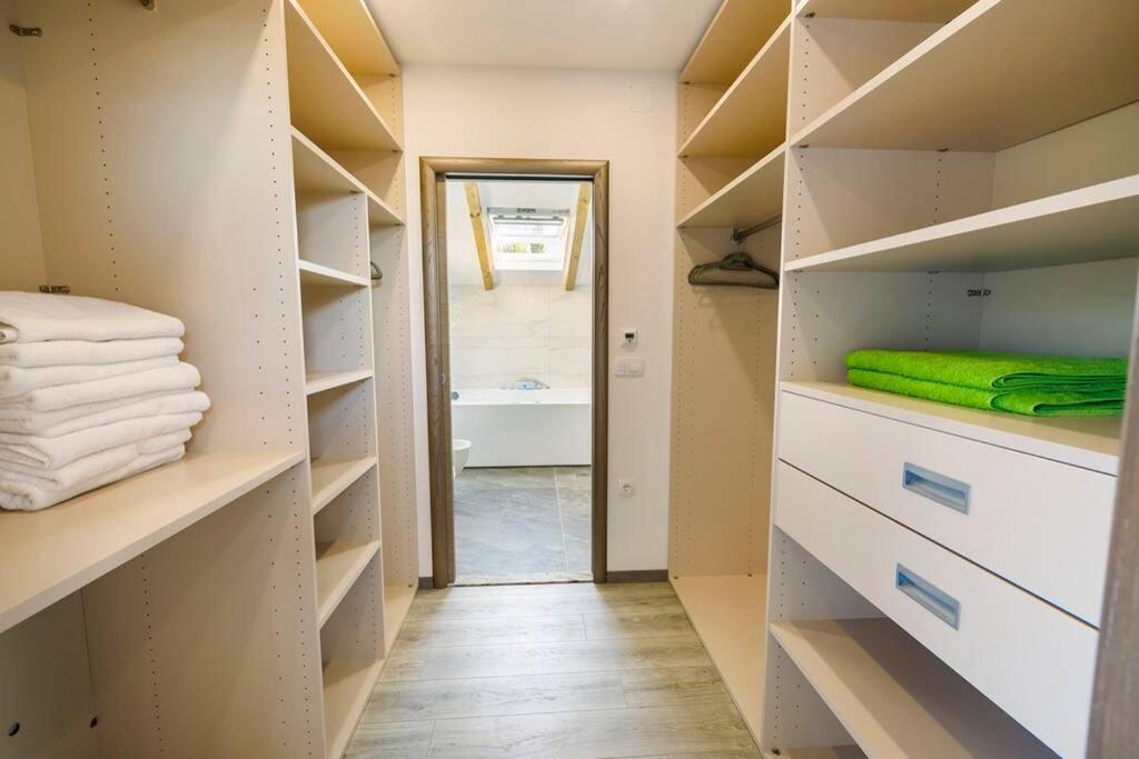 Luxury Stocia With Swimming Pool, Sauna And Jacuzzi In A Peaceful Location In * Split