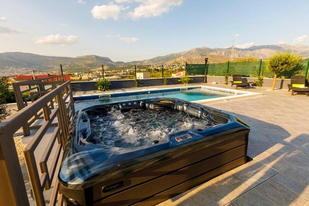 Luxury Stocia With Swimming Pool, Sauna And Jacuzzi In A Peaceful Location In * Split