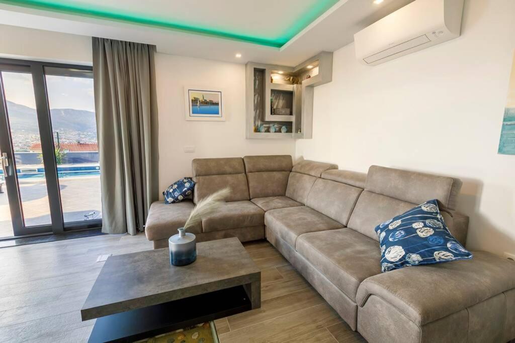 Casa de férias Luxury Stocia With Swimming Pool, Sauna And Jacuzzi In A Peaceful Location In Split