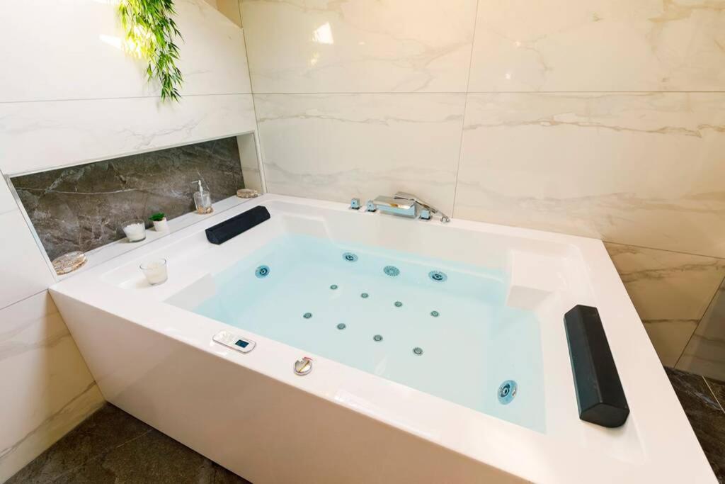Luxury Stocia With Swimming Pool, Sauna And Jacuzzi In A Peaceful Location In Casa de férias