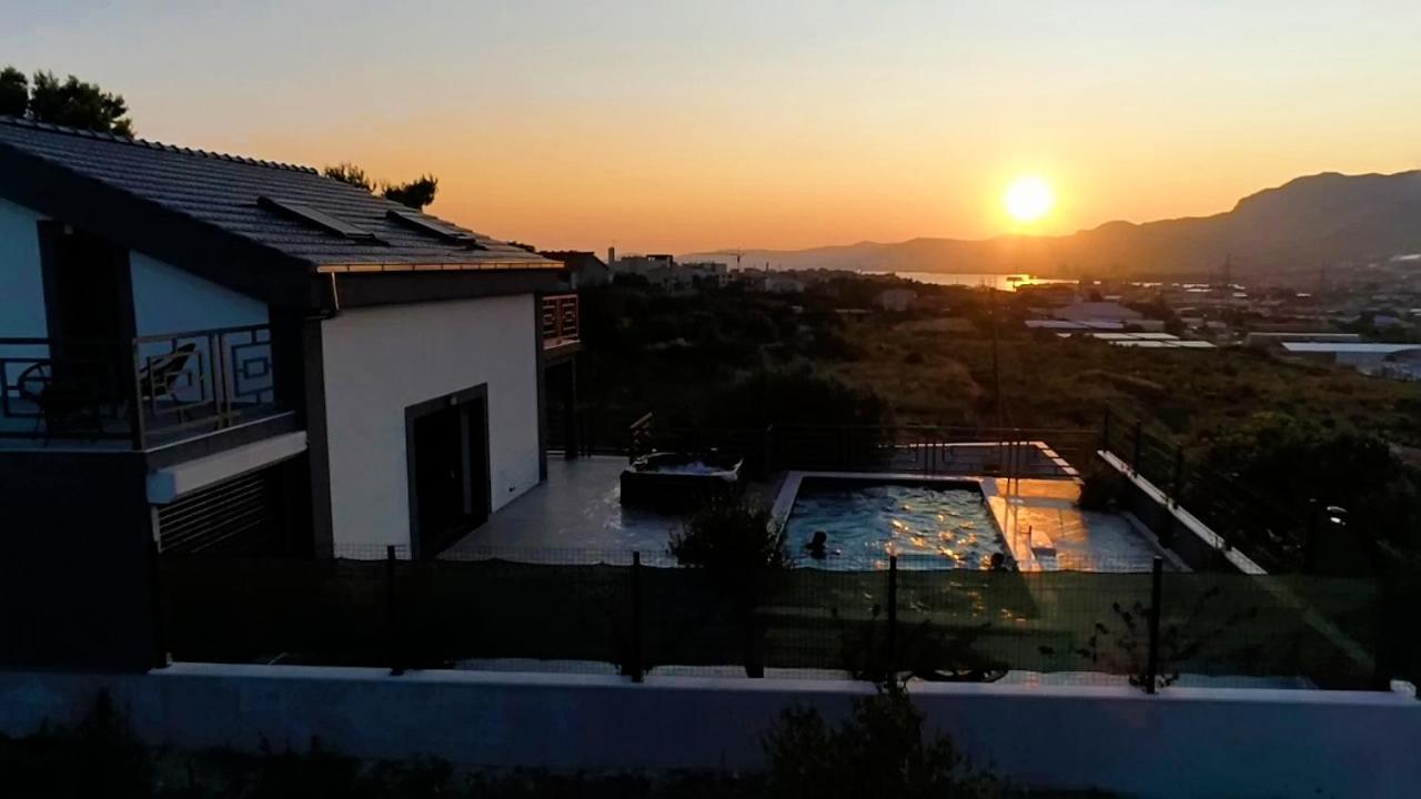 Luxury Stocia With Swimming Pool, Sauna And Jacuzzi In A Peaceful Location In Casa de férias Split