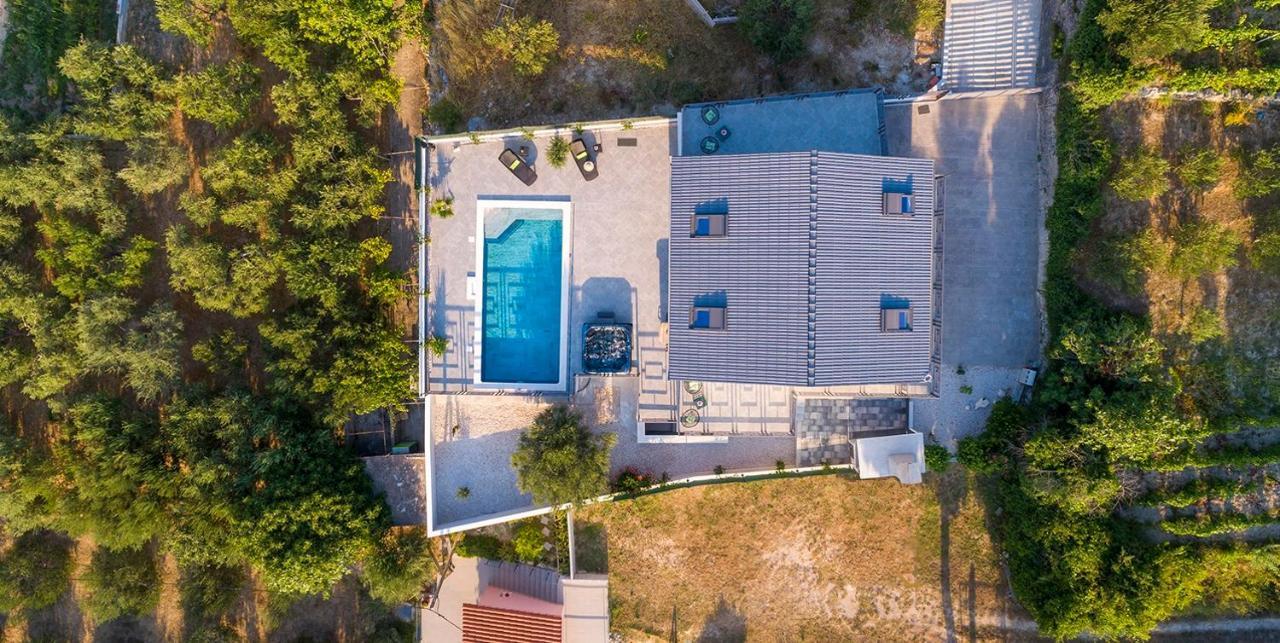 Casa de férias Luxury Stocia With Swimming Pool, Sauna And Jacuzzi In A Peaceful Location In Split