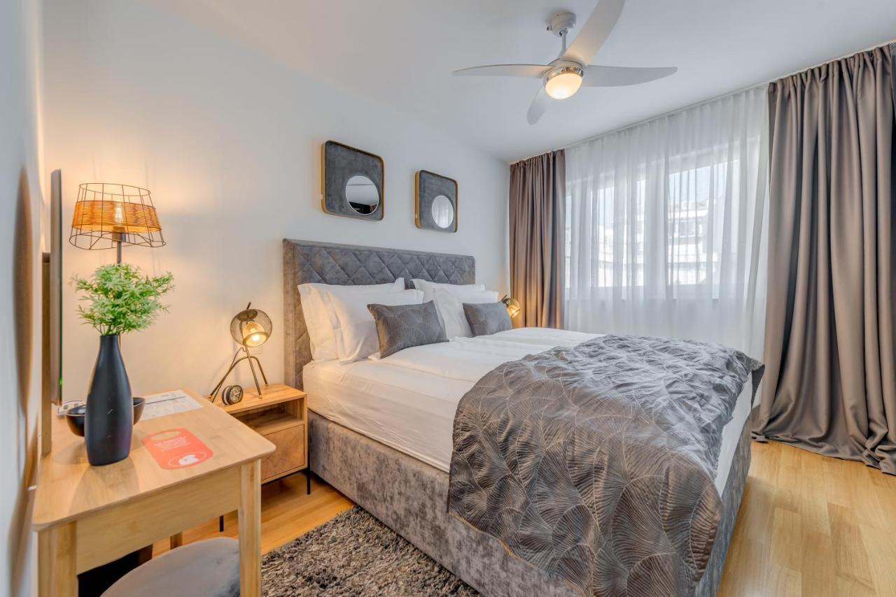 Apartment Paparazzi