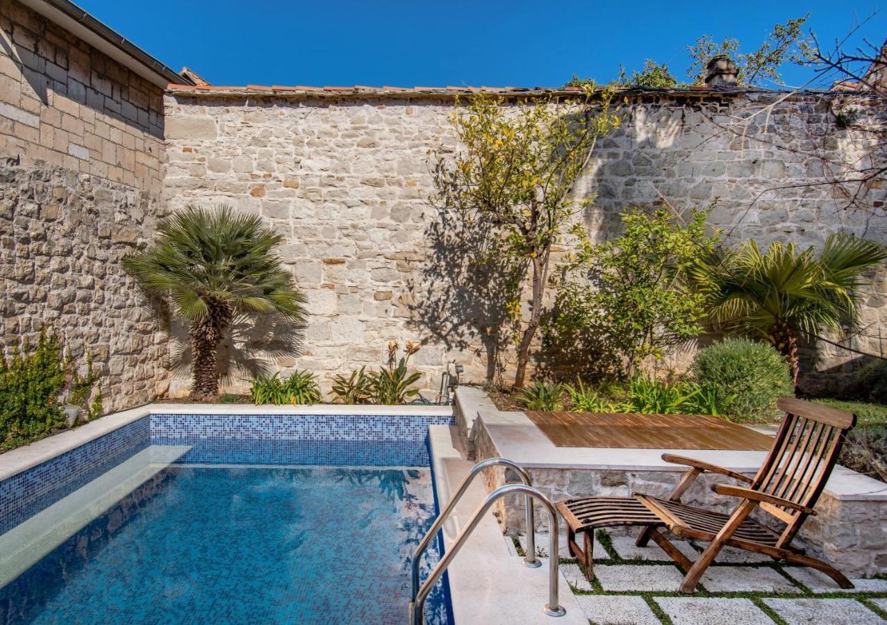 Villa-varos-palm-garden Holiday home *