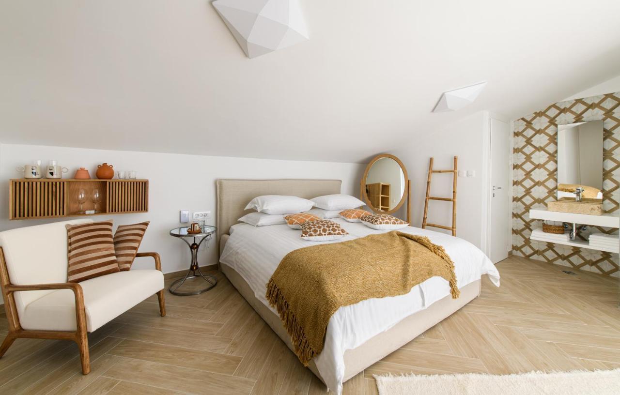 Gallery Luxury Suites & Rooms-Only Adults Split