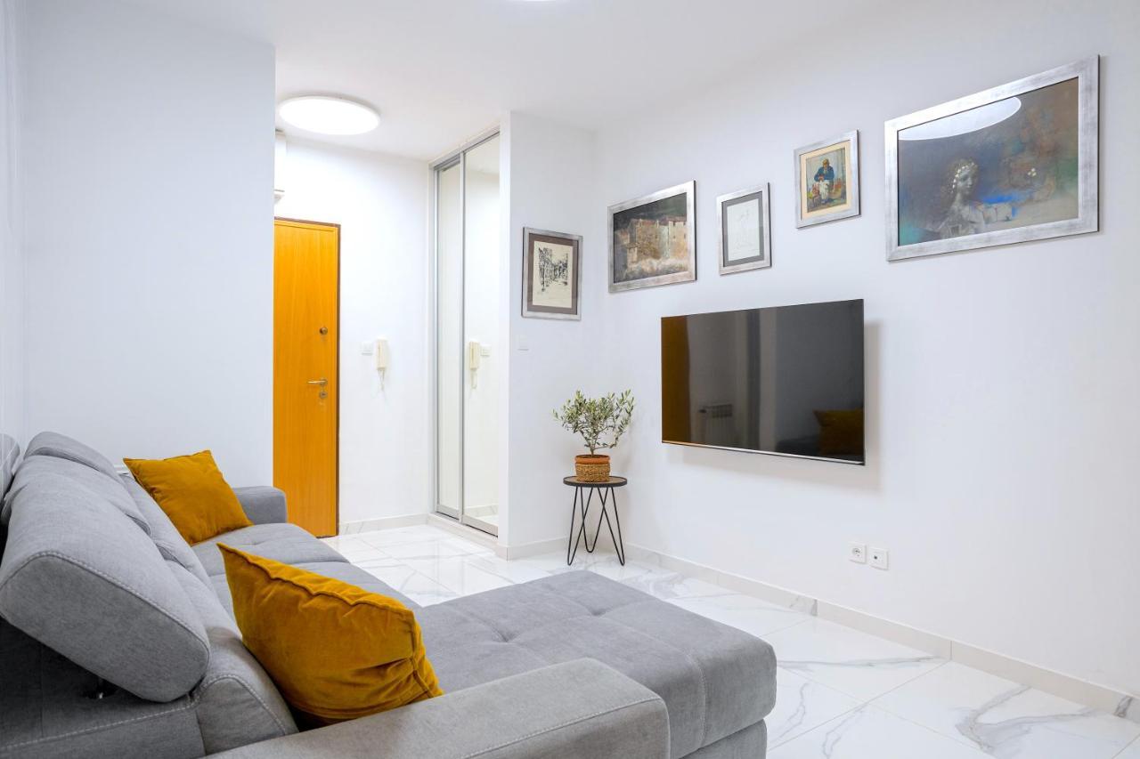 Lux Tony @ 10 Min Znjan Apartment *