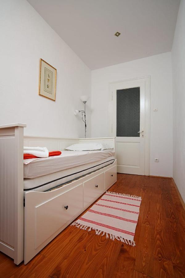 Apartman Live In *