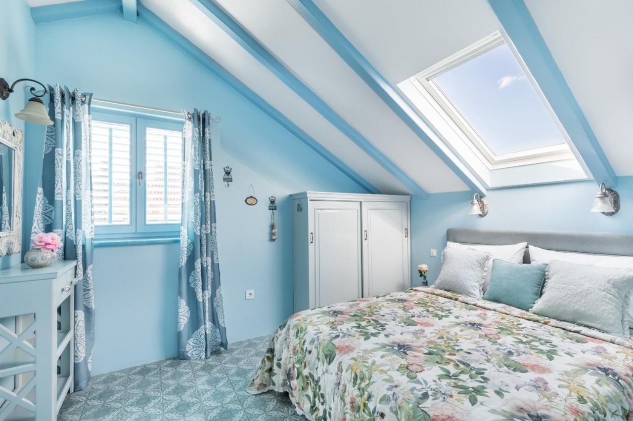 Blue Dreams In The Old Town With A Sea View *