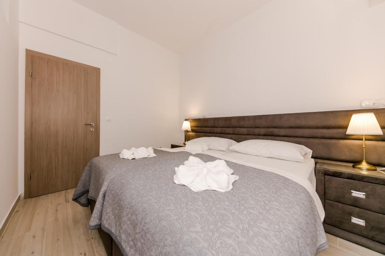 Palomia A Apartment Split