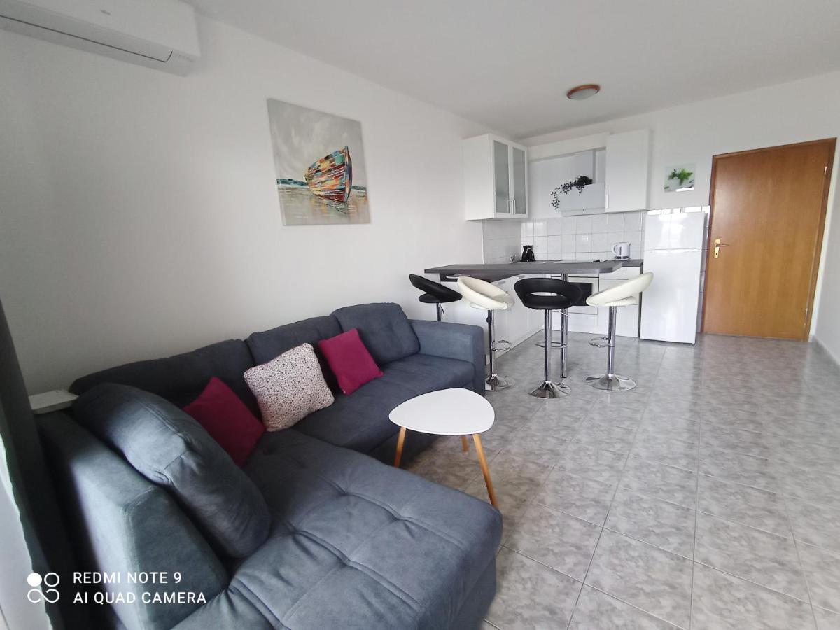 Lo Apartment *