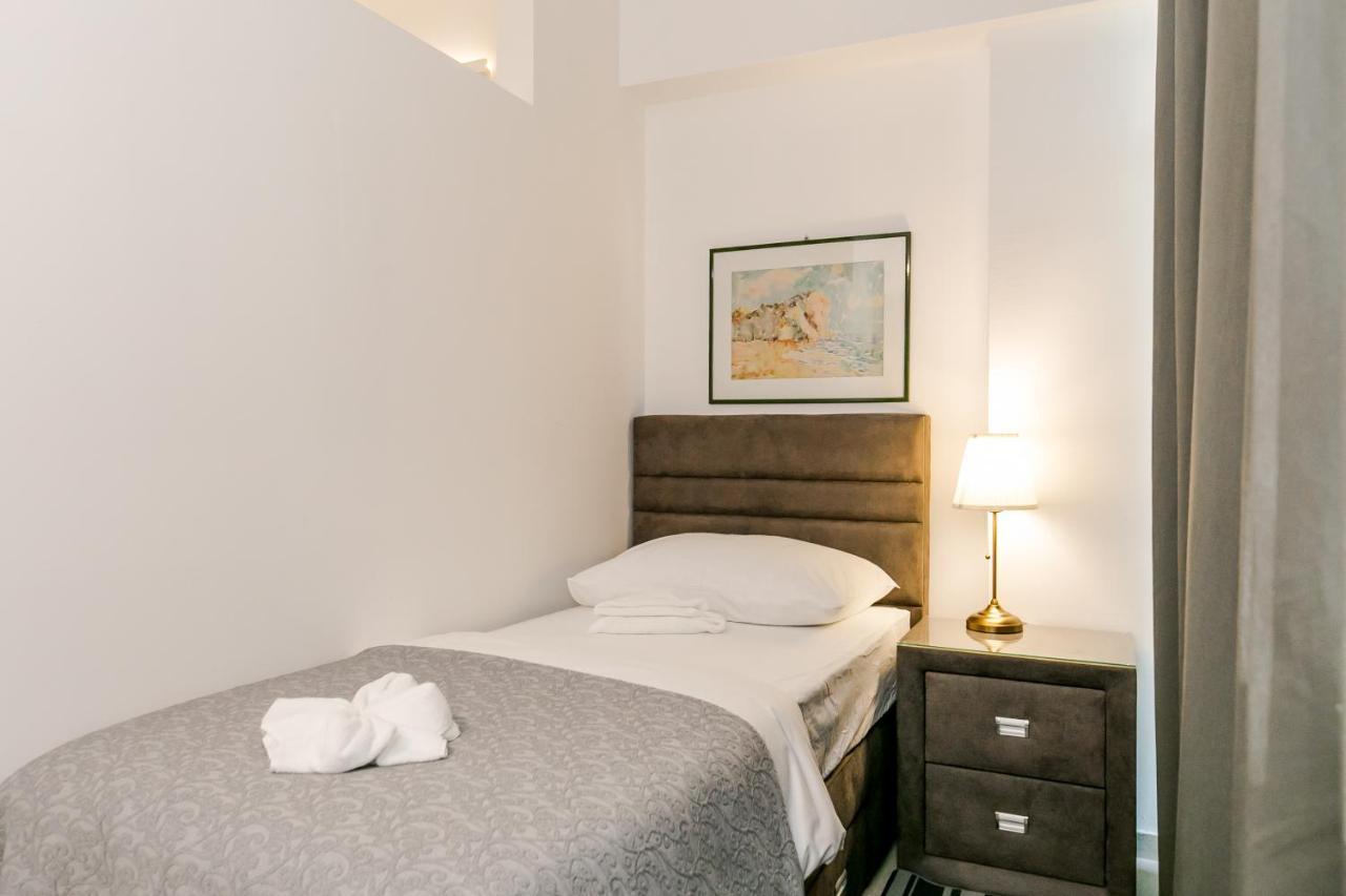 Palomia A Apartment Split