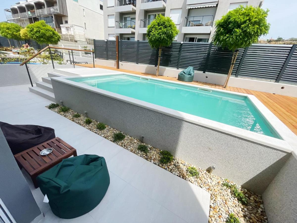 Cozy Seaside With Pool & Terrace