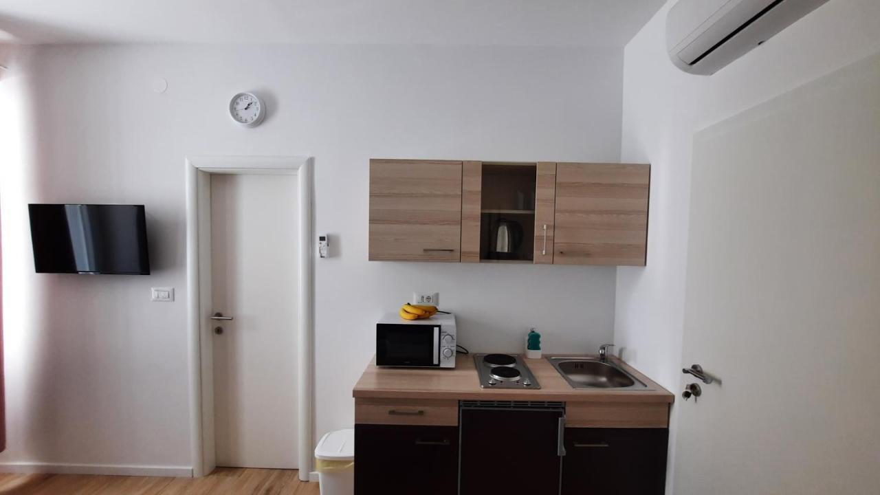 Apartment Cherry Split