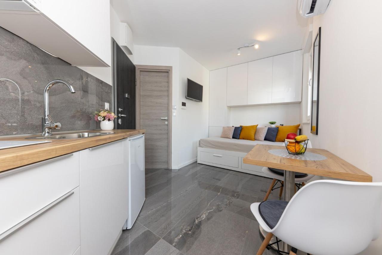 New Studio For 2, Free Private Garage Spot, Wi-Fi, 200 M From Mall Of Split Apartman