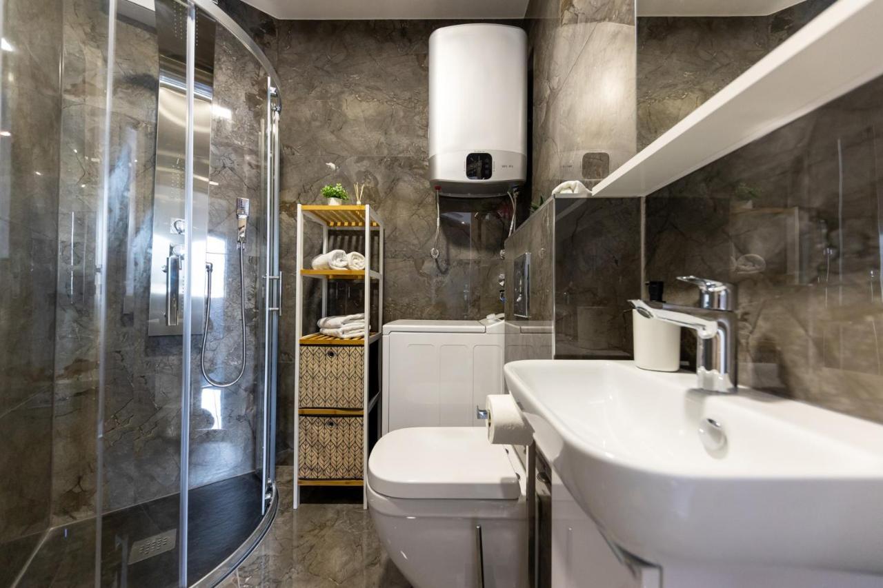New Studio For 2, Free Private Garage Spot, Wi-Fi, 200 M From Mall Of Split Apartman Split