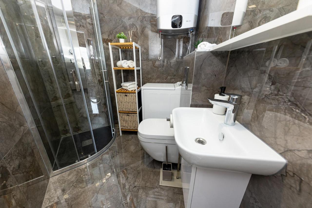 New Studio For 2, Free Private Garage Spot, Wi-Fi, 200 M From Mall Of Split Apartman *