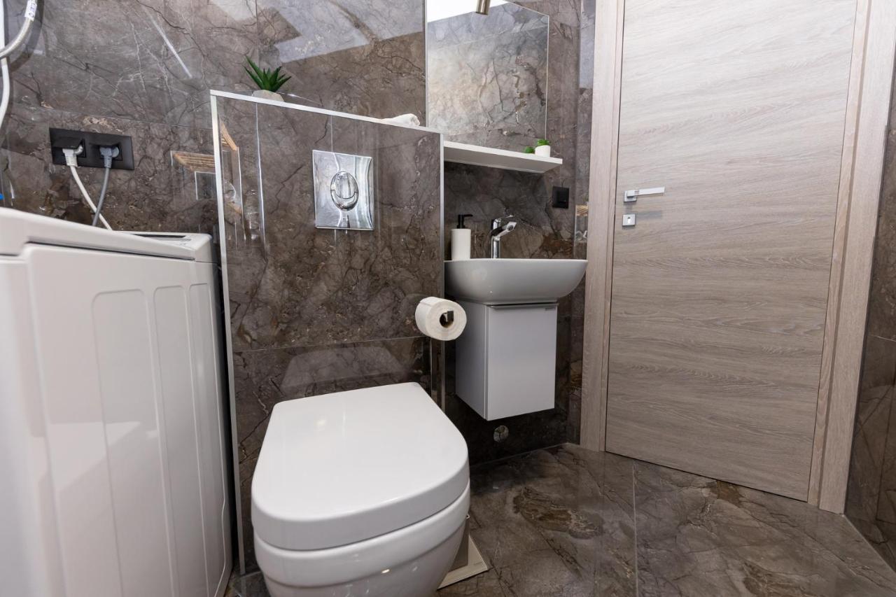 New Studio For 2, Free Private Garage Spot, Wi-Fi, 200 M From Mall Of Split Apartman Split