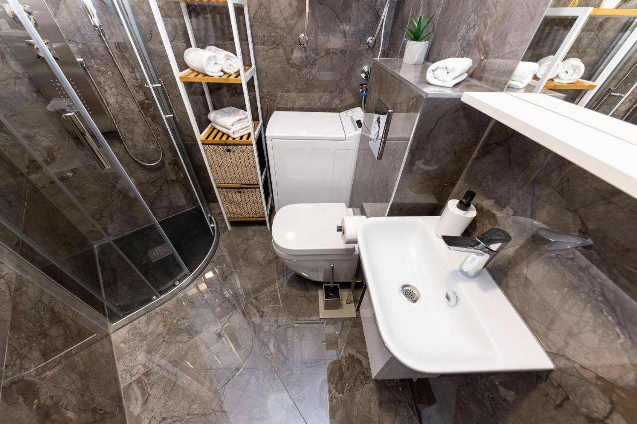 New Studio For 2, Free Private Garage Spot, Wi-Fi, 200 M From Mall Of Split Apartman