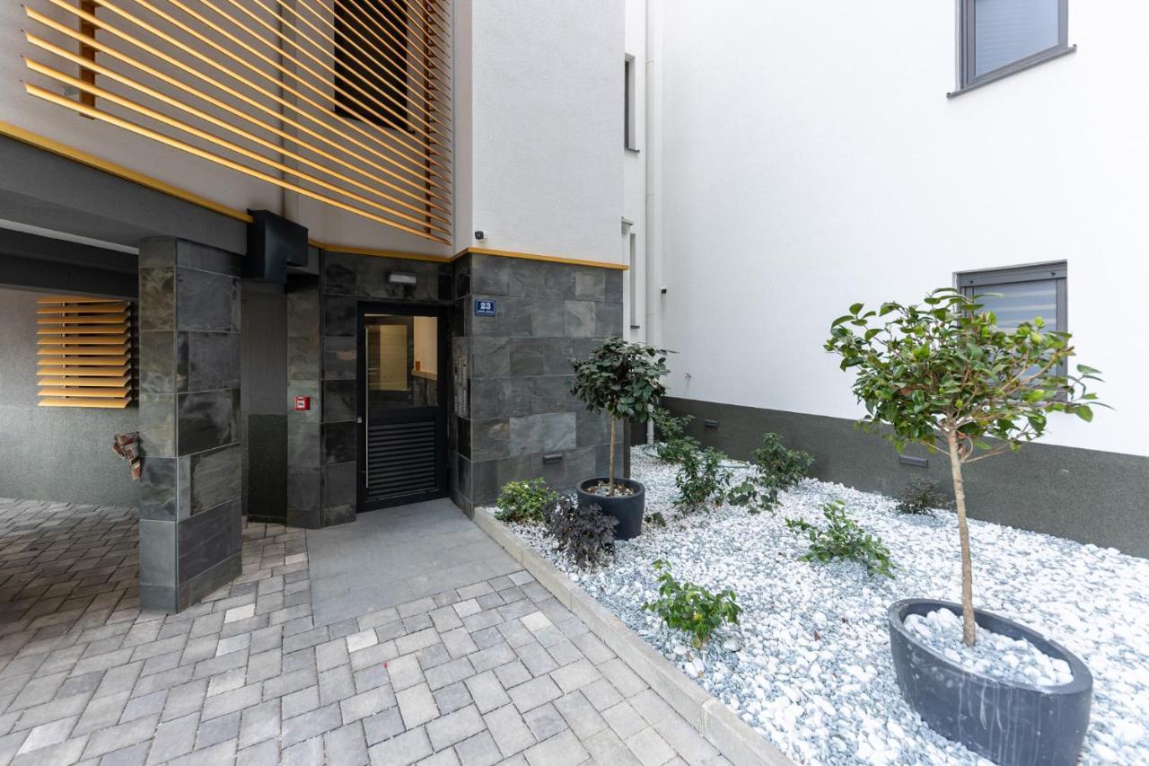 New Studio For 2, Free Private Garage Spot, Wi-Fi, 200 M From Mall Of Split Split
