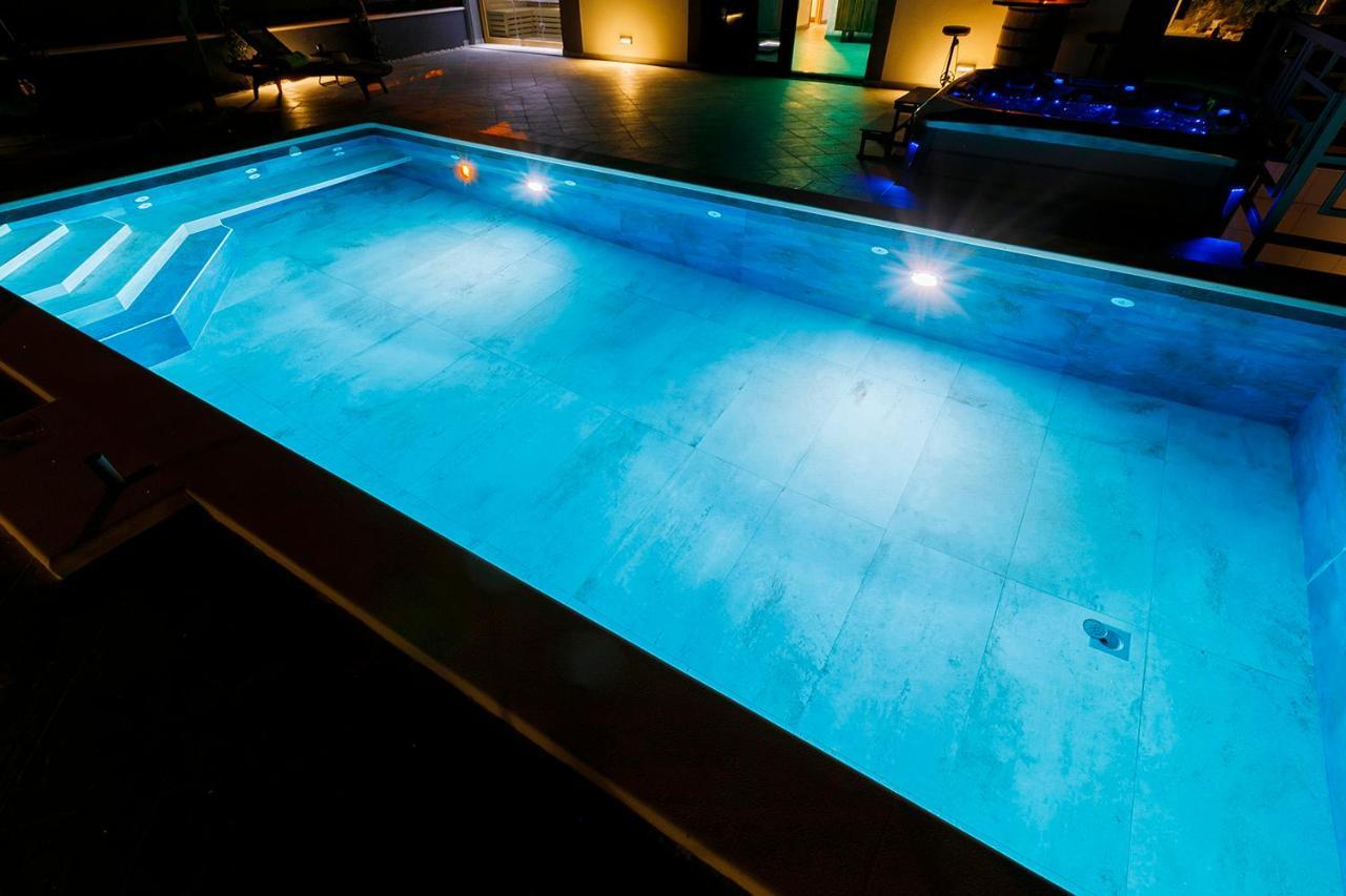 Luxury Stocia With Swimming Pool, Sauna And Jacuzzi In A Peaceful Location In Casa de férias Split