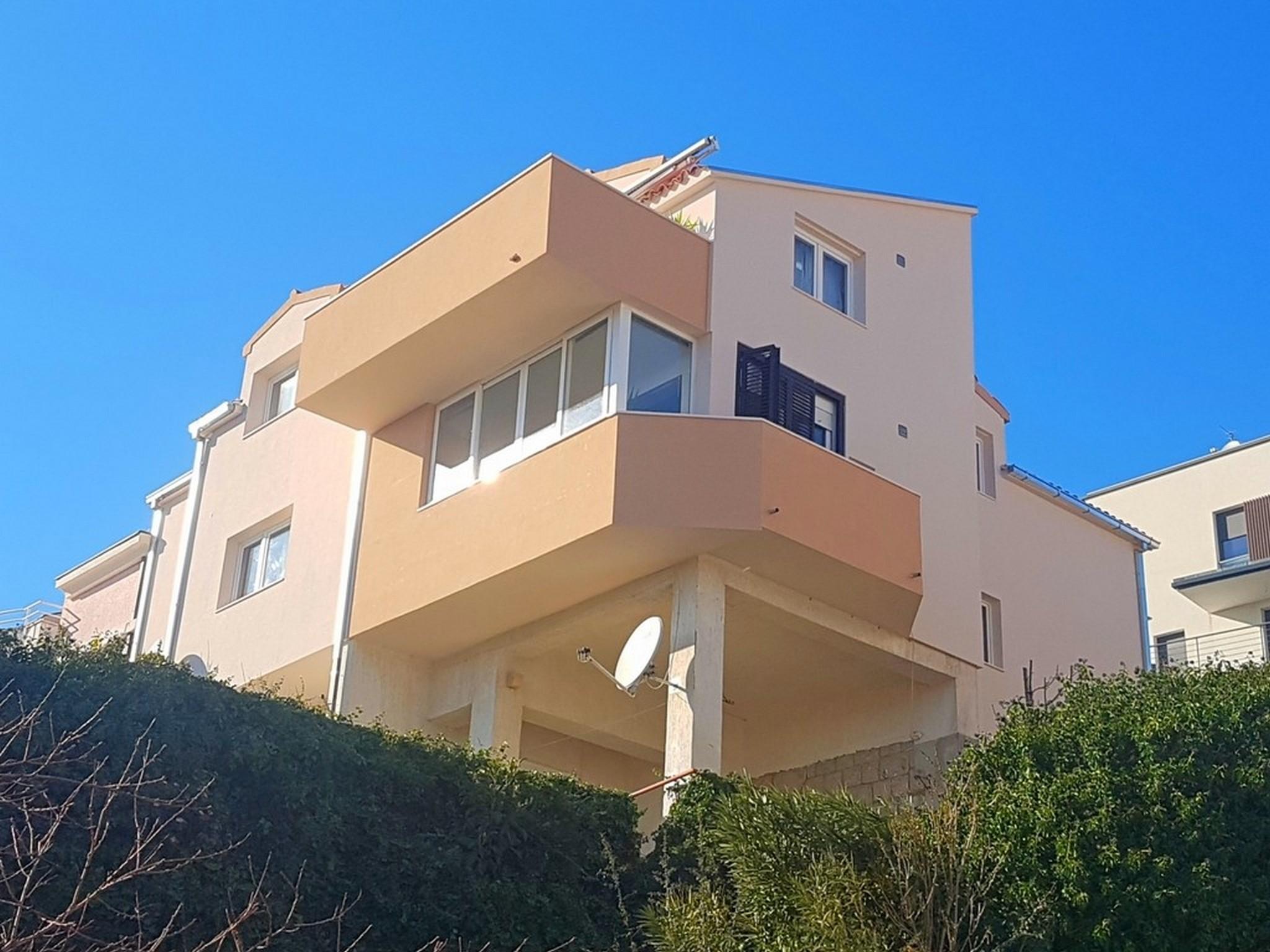 Kike Apartment Split