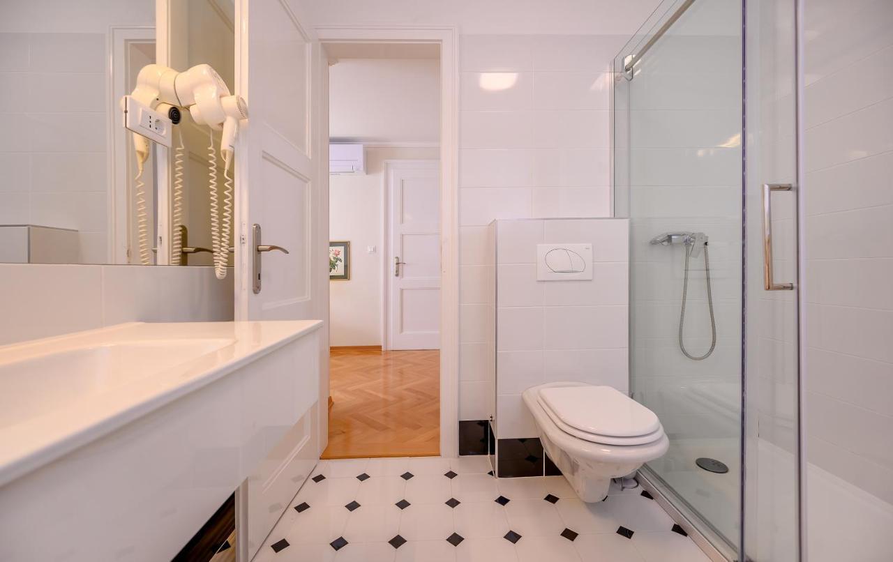 Palace Schoen Milesi - Esense Of Prestige - Private Pool - Free Parking - Old Money Style Luxury - Walking Distance To The Old Town, The And Amenities - Buralux Casa de hóspedes