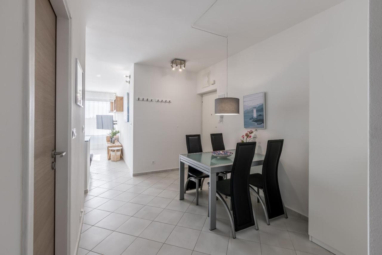 Apartment Sundowners Apartment, 52qm, Double & Single Bed, 10 Min From Old Town Of Split