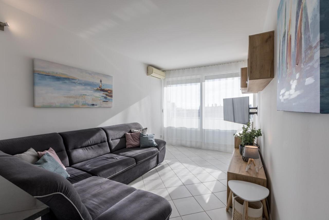 Sundowners Apartment, 52qm, Double & Single Bed, 10 Min From Old Town Of * Split