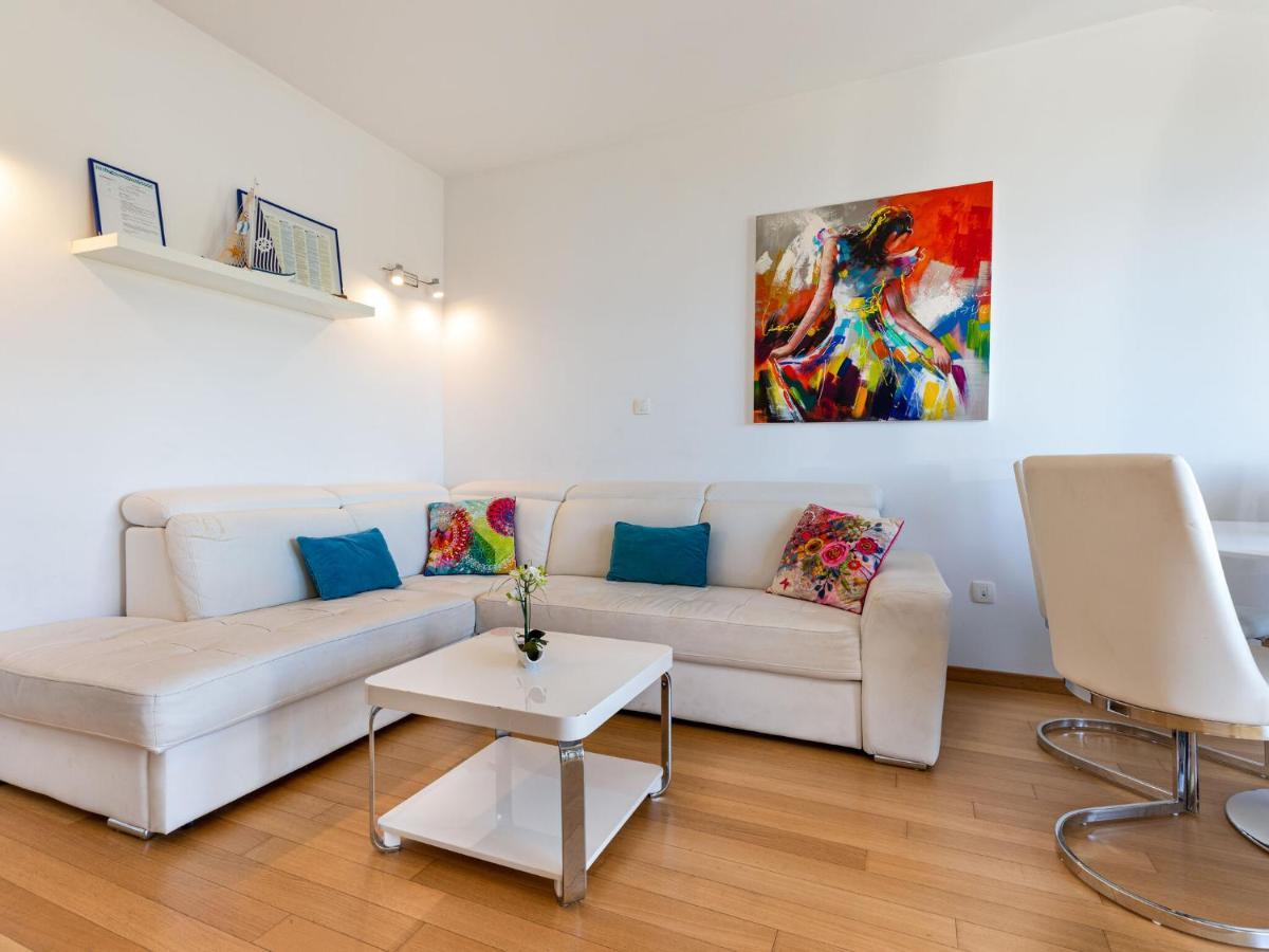 Modern Center With Terrace Apartment *