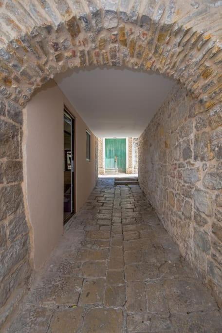 Diva 2,stylish Centrally Located Near