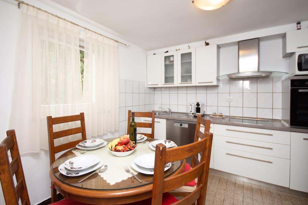 Marjan Hill 3-br Apt,5 Guests Private Garden Near *