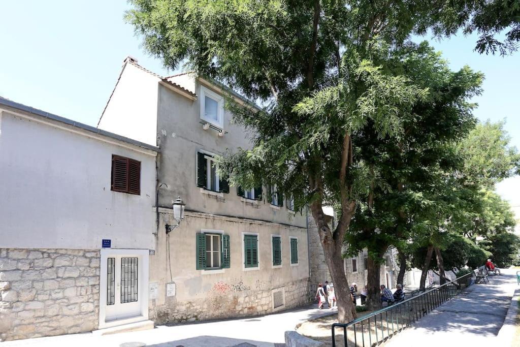 Apartment Monfrina 1, Luxury With Balcony In The Old Town