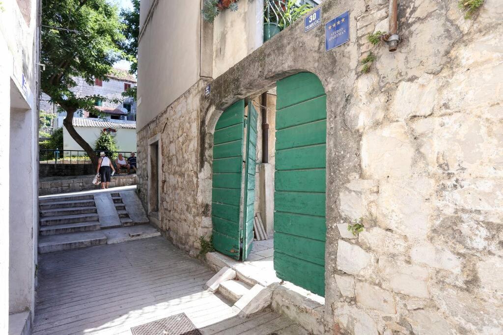 Apartment Monfrina 1, Luxury With Balcony In The Old Town Split