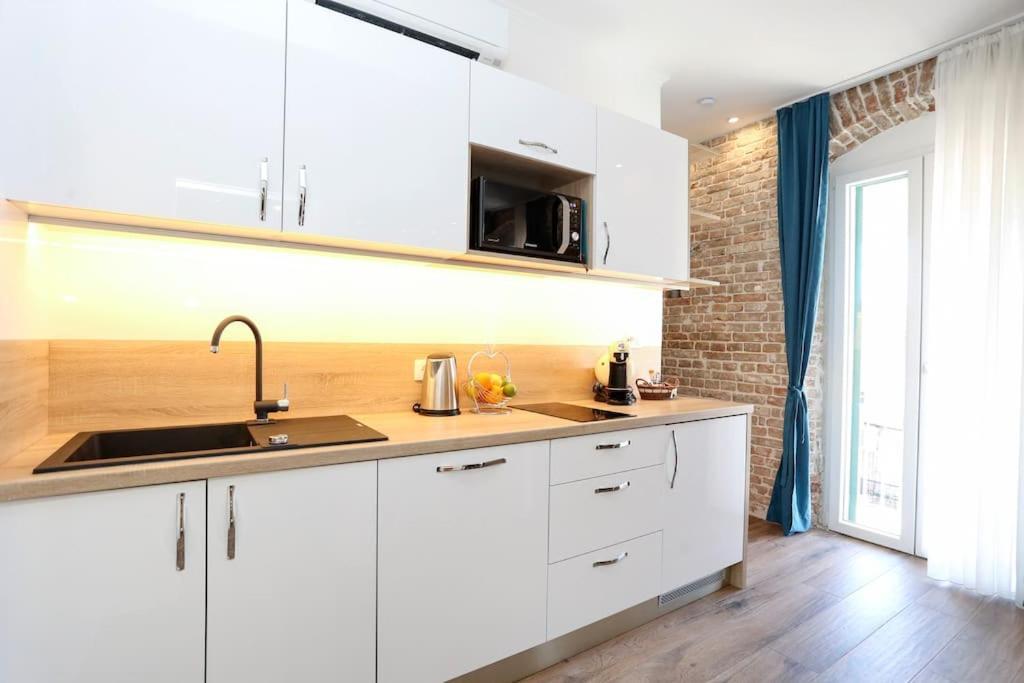 Monfrina 1, Luxury With Balcony In The Old Town Apartment *