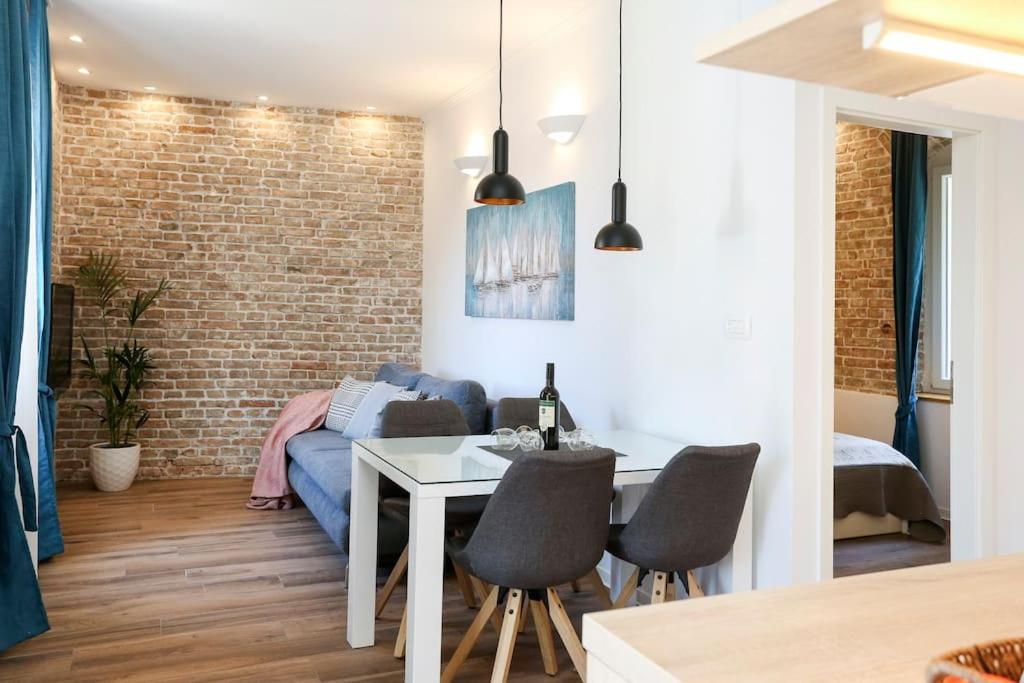Monfrina 1, Luxury With Balcony In The Old Town Apartment *