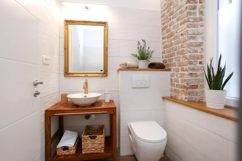 Monfrina 1, Luxury With Balcony In The Old Town Apartment Split