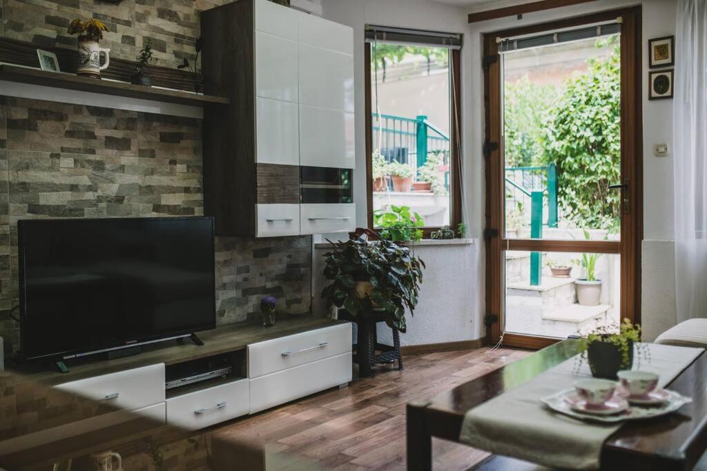 Marjan Hill 3-br Apt,5 Guests Private Garden Near * Split