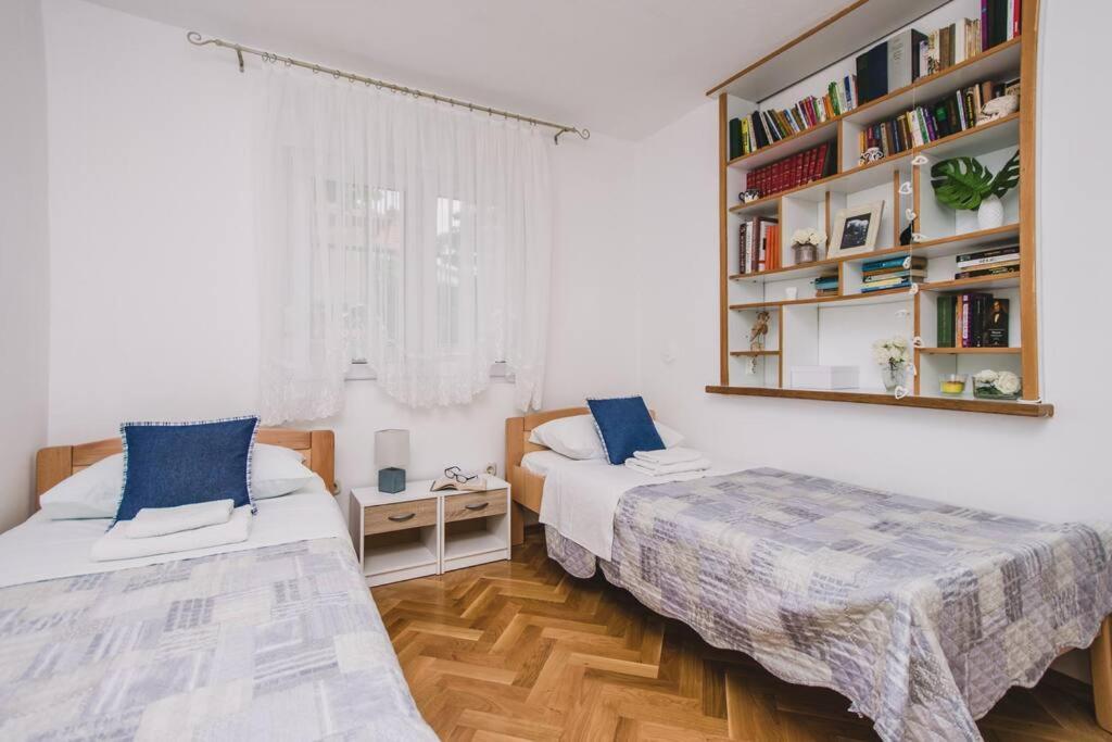 Marjan Hill 3-br Apt,5 Guests Private Garden Near Apartment *
