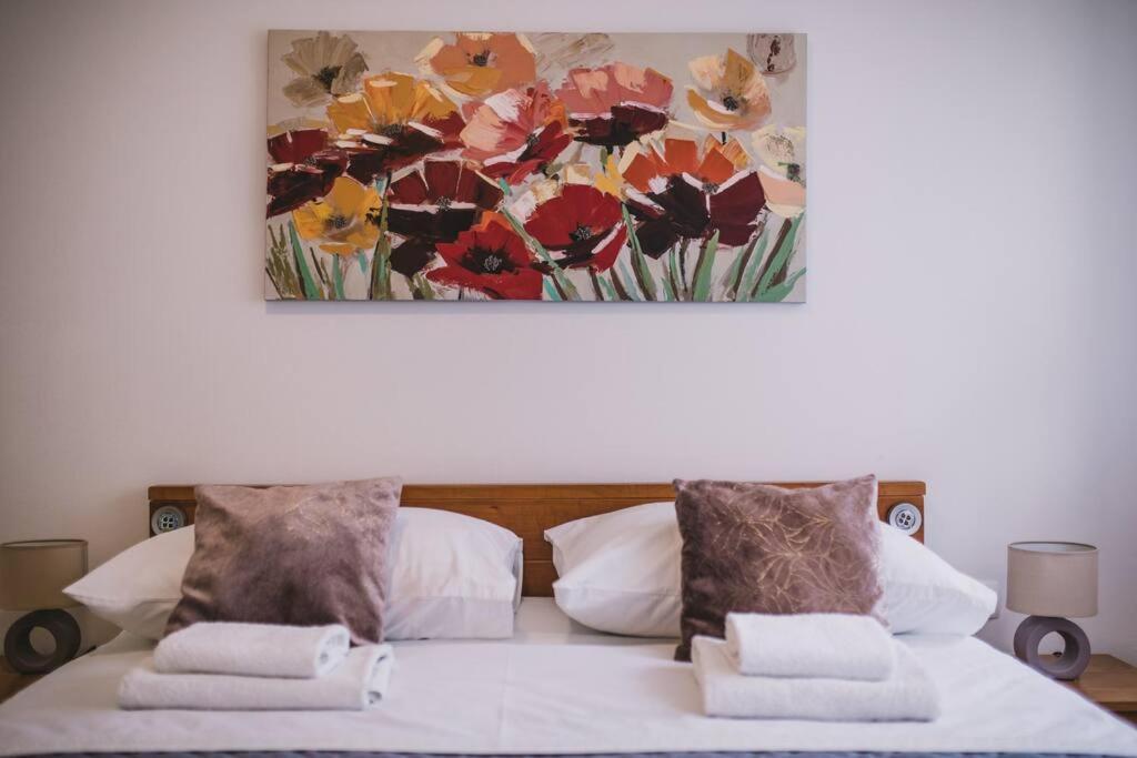 Marjan Hill 3-br Apt,5 Guests Private Garden Near