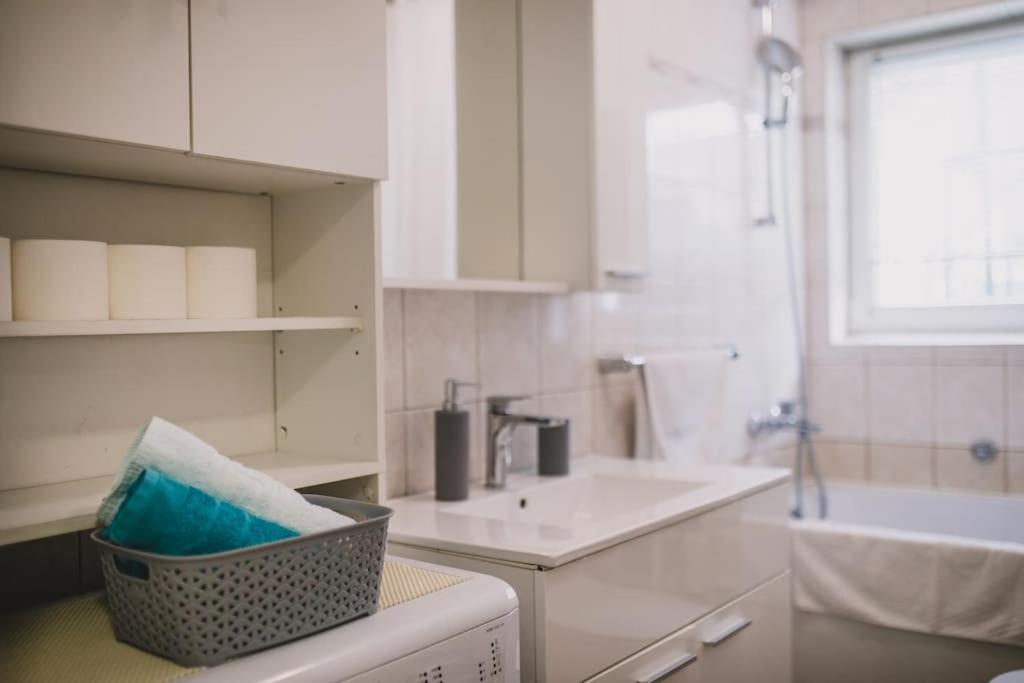Marjan Hill 3-br Apt,5 Guests Private Garden Near *