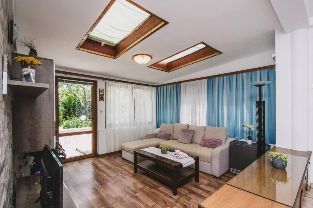 Marjan Hill 3-br Apt,5 Guests Private Garden Near *