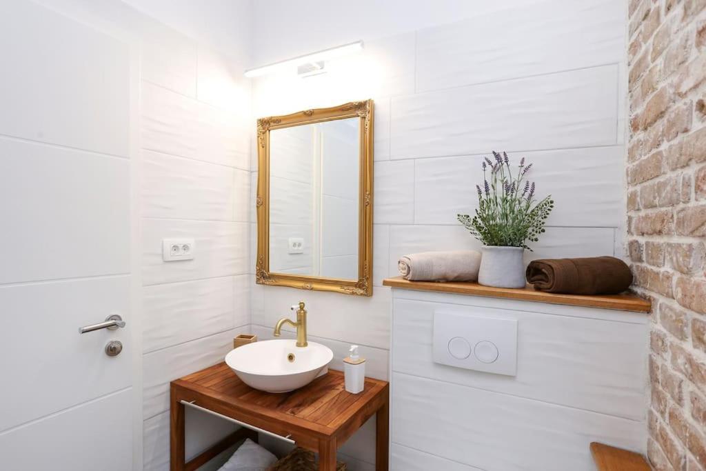 Monfrina 1, Luxury With Balcony In The Old Town