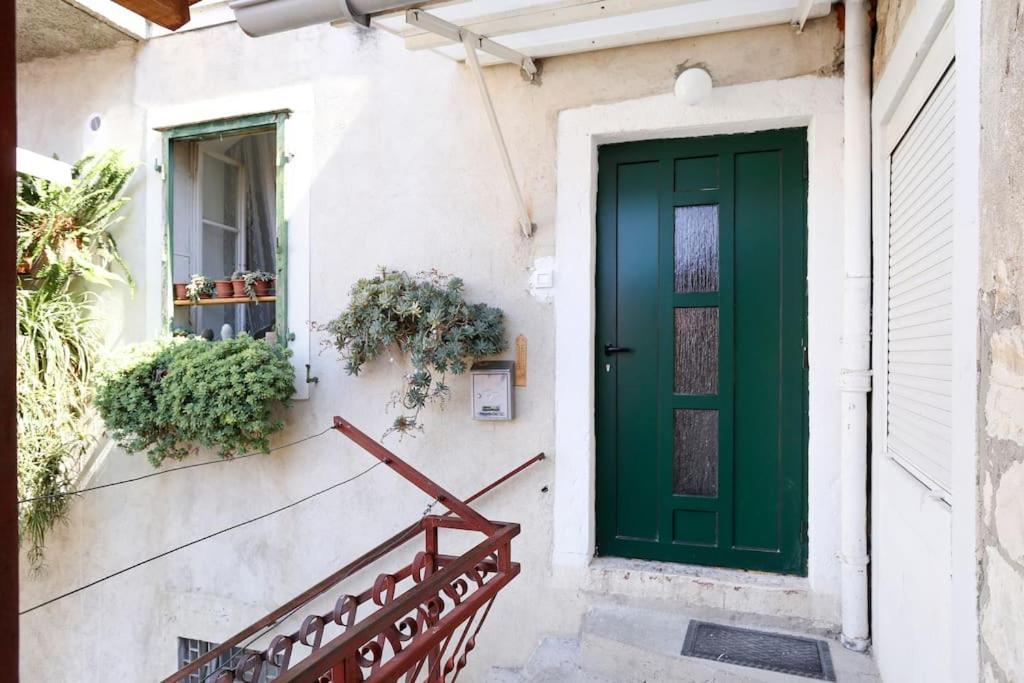 Monfrina 1, Luxury With Balcony In The Old Town Apartment Split
