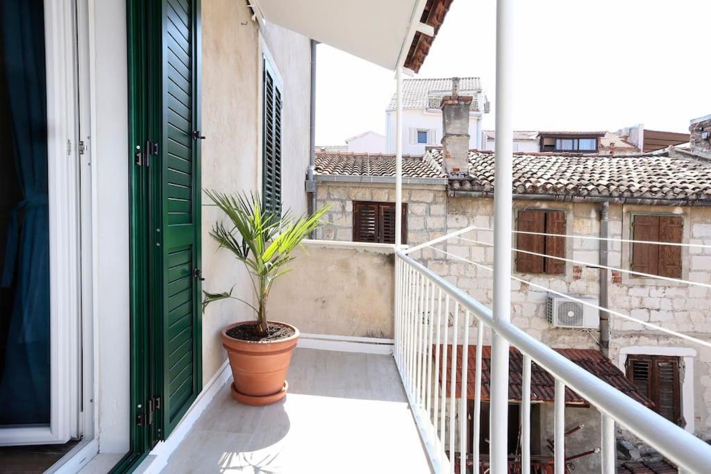Monfrina 1, Luxury With Balcony In The Old Town Apartment *