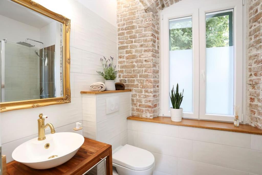 Apartment Monfrina 1, Luxury With Balcony In The Old Town *