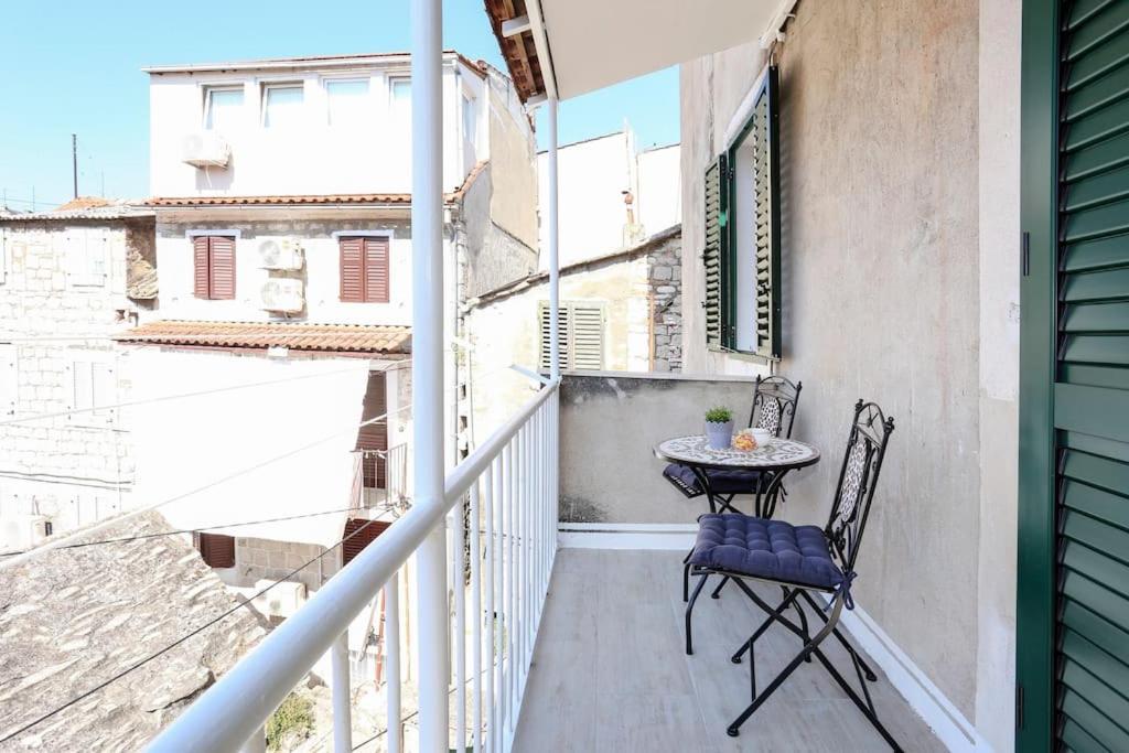 Apartment Monfrina 1, Luxury With Balcony In The Old Town *