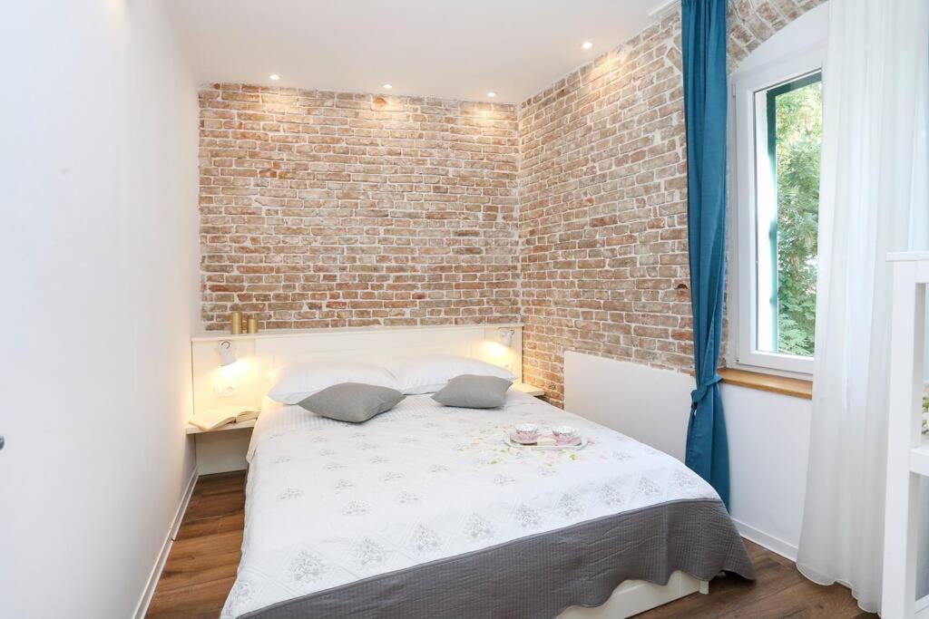 Monfrina 1, Luxury With Balcony In The Old Town Apartment