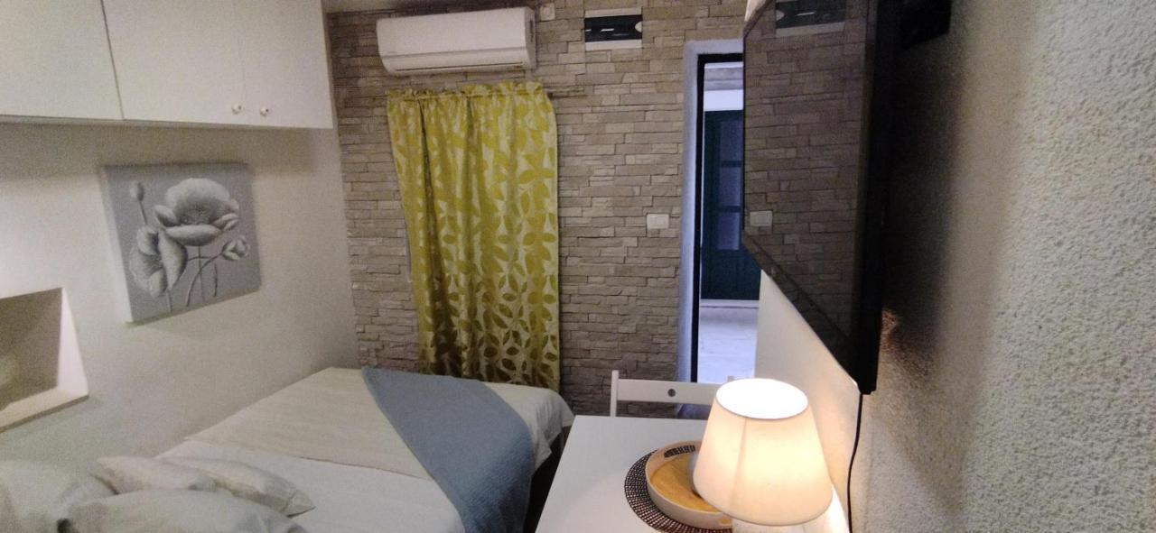 Tiny In Center Stone House Apartamento