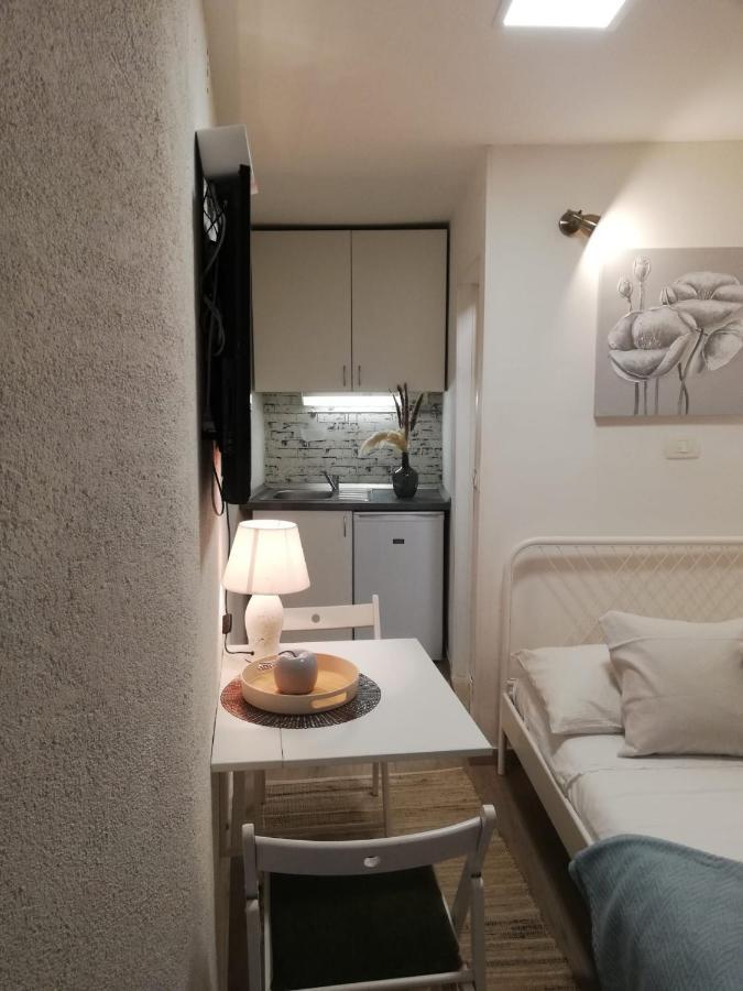 Tiny In Center Stone House Apartamento *